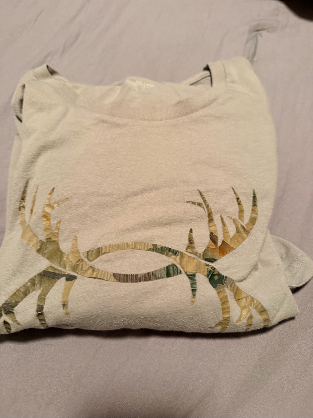 Under Armour Men’s Short Sleeve Tee in Light Gray with Camo Antler Graphic